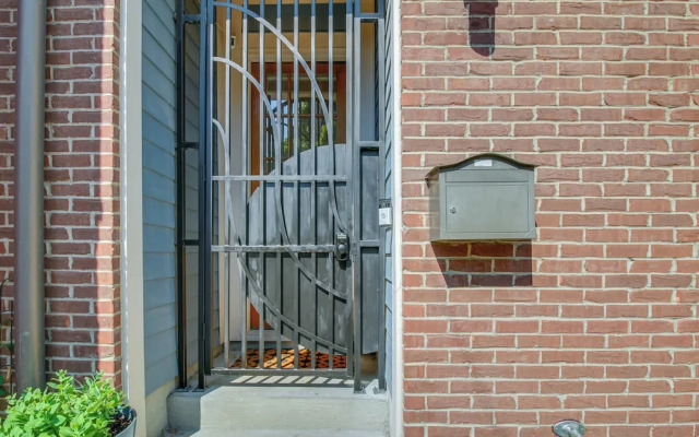 Vibrant Downtown Cincinnati Townhome w/ Sauna!