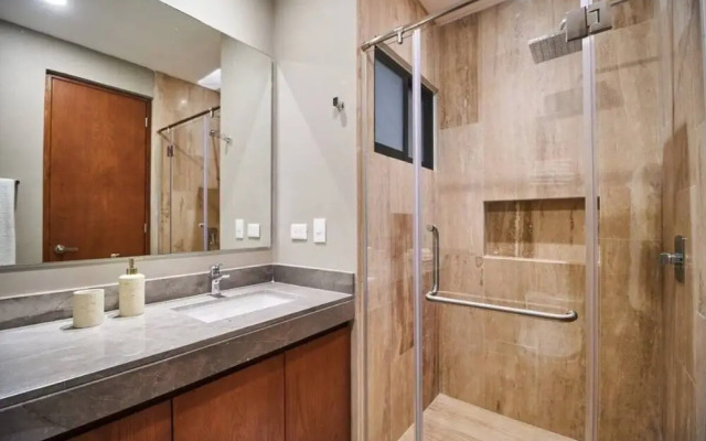 2 Br, Spacious, Great Located, Top Lx Amenities