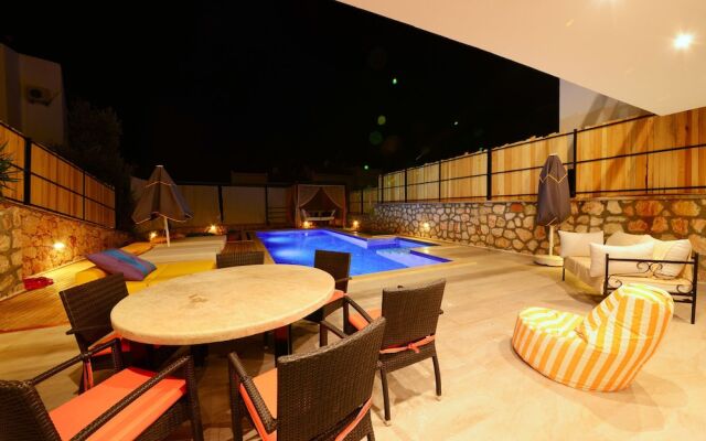 Villa Zeki by Akdenizvillam