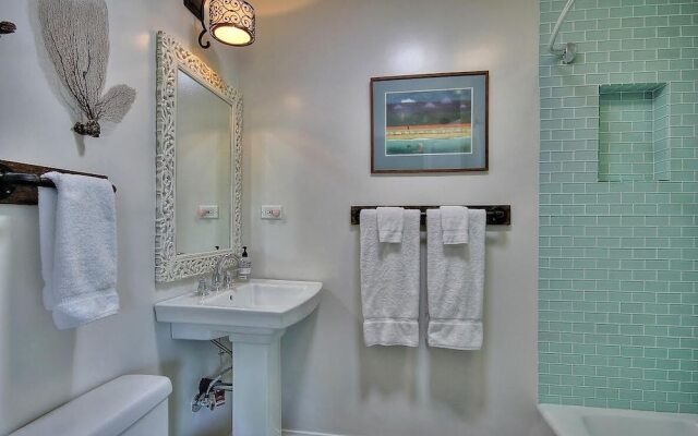 Summerland Ocean View Cottage by RedAwning