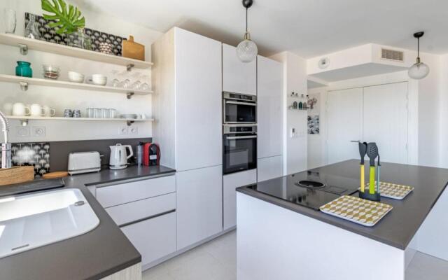 Modern apt with BALCONY at 1mn walk from the BEACH