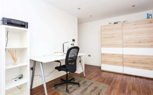 Energised Apartment With Gym in Brent Park
