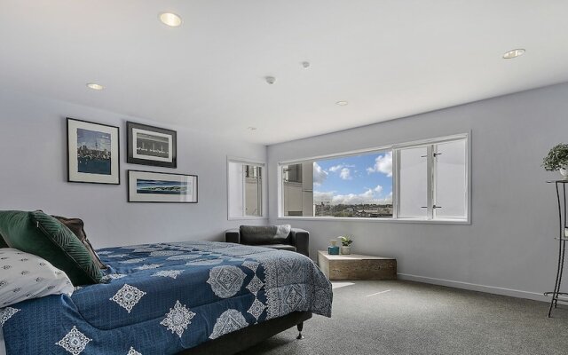 QV Executive Penthouse with Parking - 782