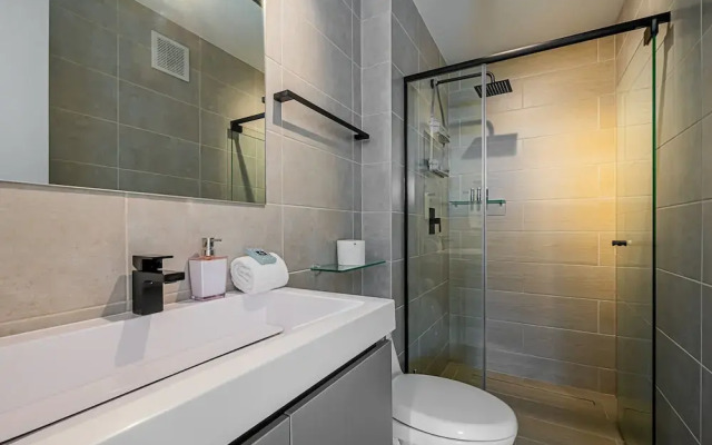 w Majestic 1BR w Stunning Balcony View