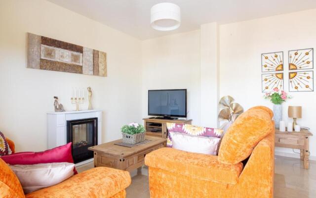 2261-Superb apt on the beach, on Duquesa harbour