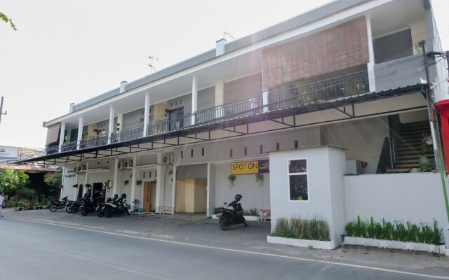 Sawojajar Inn by OYO Rooms