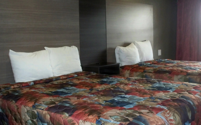 Econo Lodge Inn & Suites