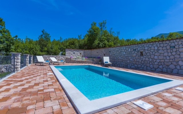 Rustic Villa Fragola With Heated Pool
