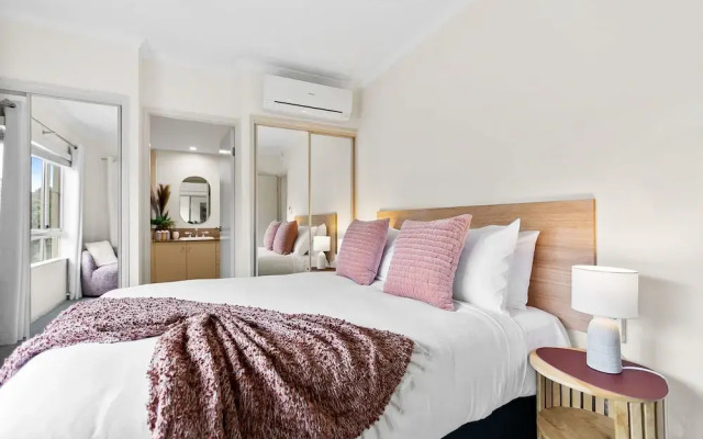 Lakeside Luxe Retreat - Pool View BBQ Spa Bath