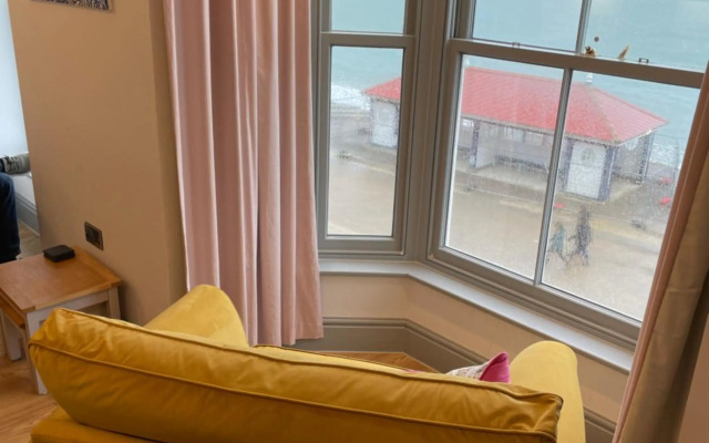 Sea View Modern Apartment - Sleeps 2