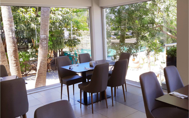 Mayfair Hotel  Gardens