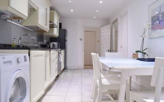 Kensington 1 Bedroom Flat With Terrace