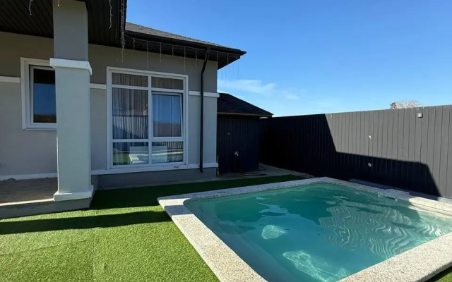 Коттедж "Небо" с подогреваемым бассейном и сауной