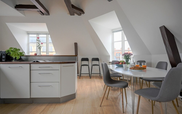 Sanders Merchant - Dreamy 3-bdr Apt w Terrace