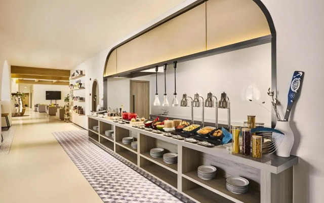 O. LIVE Social Shanghai Xinzhuang Subway Station