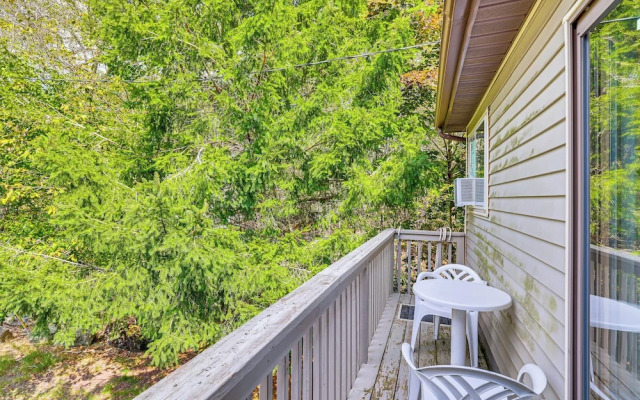 Pocono Getaway: Hot Tub, Community Lake Access!