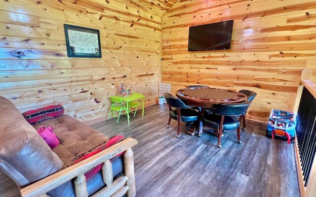 South Side Serenity 2 Bedroom Cabin by RedAwning