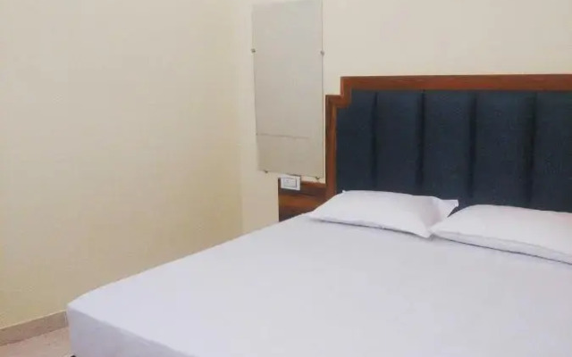 Oyo 90825 Three Star Stays