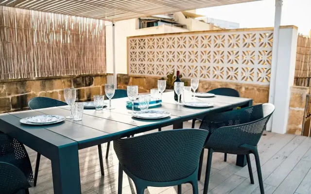 A pet Friendly Farmhouse With a Rooftop Pool