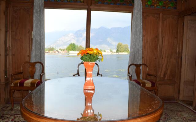 Peacock Houseboats