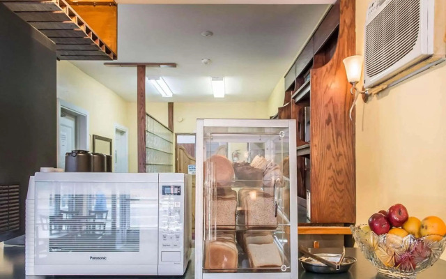 Econo Lodge Downtown Ottawa