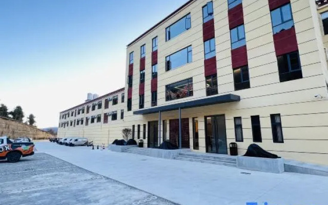 Elong Hotel (Shangri-La Dukezong Ancient City Railway Station)