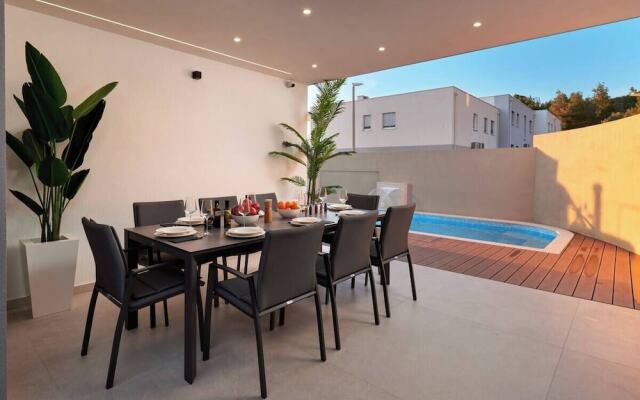 Exclusive pool villa with view