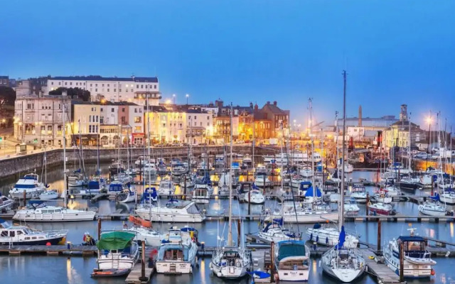 Impeccable 6-bed House in Ramsgate, Harbour Views