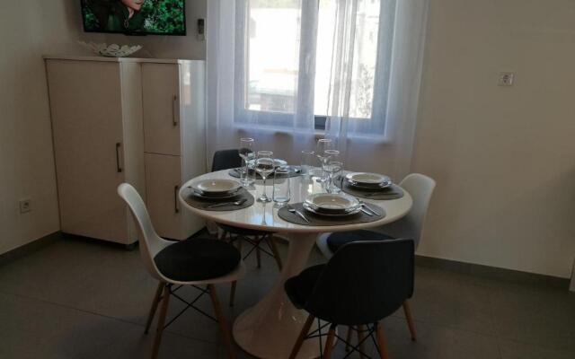 Apartment Ton - 200m from the sea