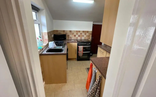 Impeccable 4-bed Home Away From Home in Swindon
