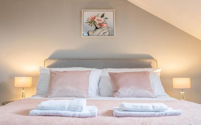 Queens Townhouse - 3 Bedrooms - Pets - Parking