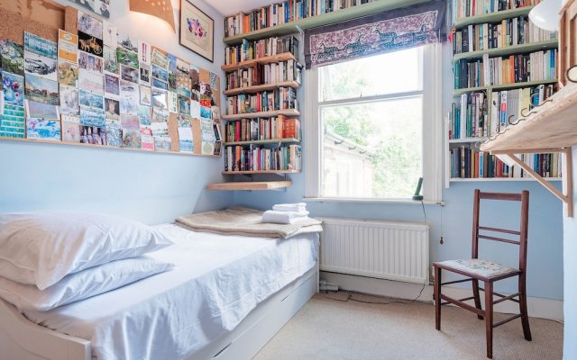 Enchanting Hammersmith Home Close to Shepherds Bush by Underthedoormat