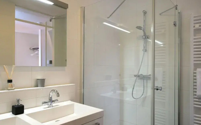 Sunlit Retreat With Balcony