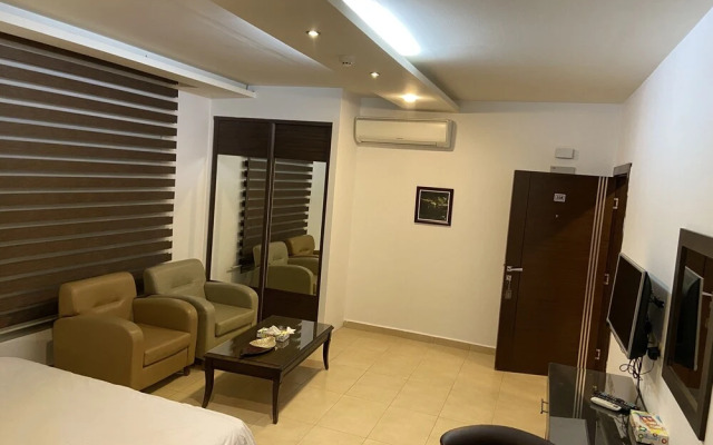 7 Days Hotel