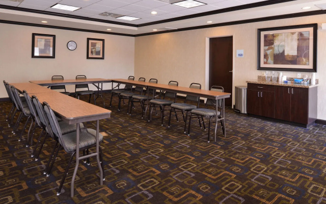 Holiday Inn Express and Suites Fairmont by IHG