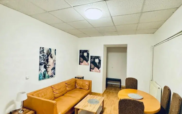 Cozy 2BR Apt Sleeps 6 Direct City Access