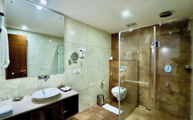 The Allure Grand Resort - Majestic Riverside Retreat