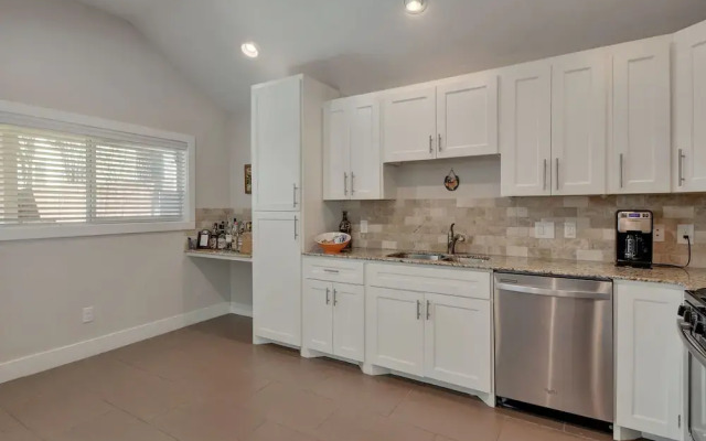 2BR Renovated Austin Coach House by RedAwning