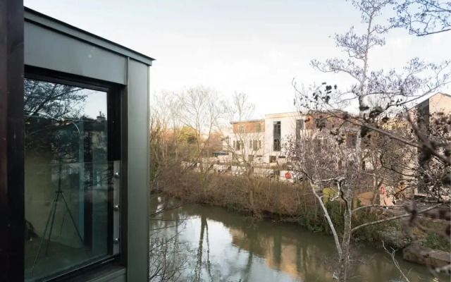 The Cliffside Loft - Distinctly Modern 3BDR Riverside Home