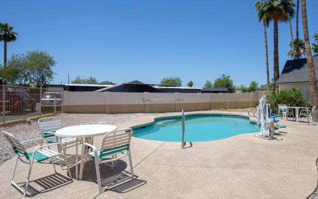Days Inn by Wyndham Airport - Phoenix