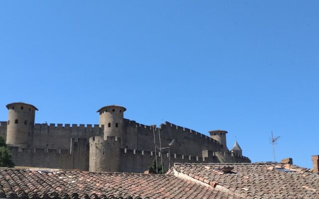 Au Pied Des Remparts