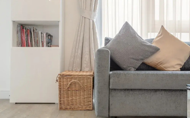 1 Bedroom Flat in Surrey Quays With Balcony