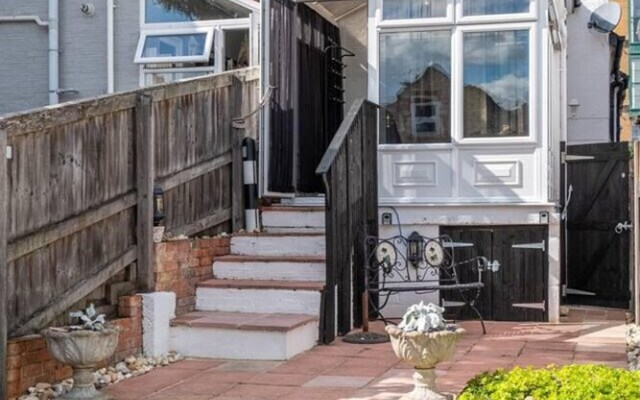 The Nautilus Cowes IOW Sleeps 4 & Private Garden