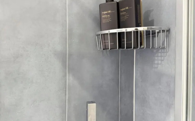 Lovely Design Apartment With Balcony