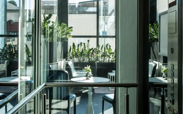 Hotel Atrium by HappyCulture