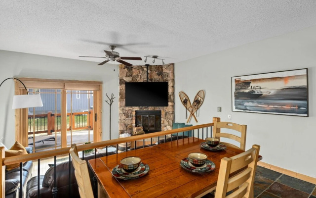 SPACIOUS 3,000 sq2 Luxury Home | PRIVATE Pool & Hot Tub | STEPS to Kinsmen Beach