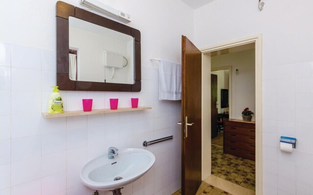 Awesome Home in Brsecine With Wifi and 3 Bedrooms