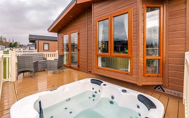 Waterfall Luxmy Lodge with Hot Tub