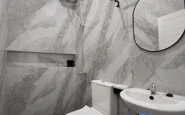 RedDoorz @ Mouza Guest House Antapani Arcamanik Bandung – Bathroom – Bandung