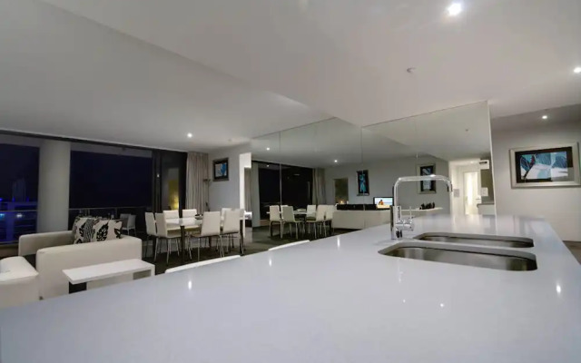 Circle on Cavill - Private Apartments